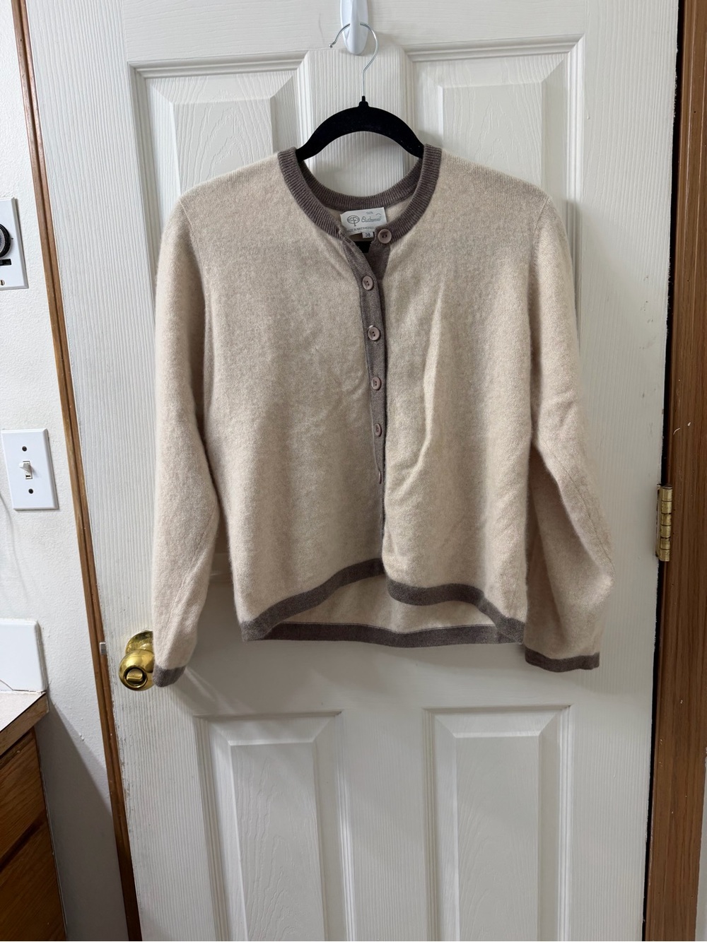 Soft Cream Contrast-Trim Button Cardigan Sweater in 100% Cashmere